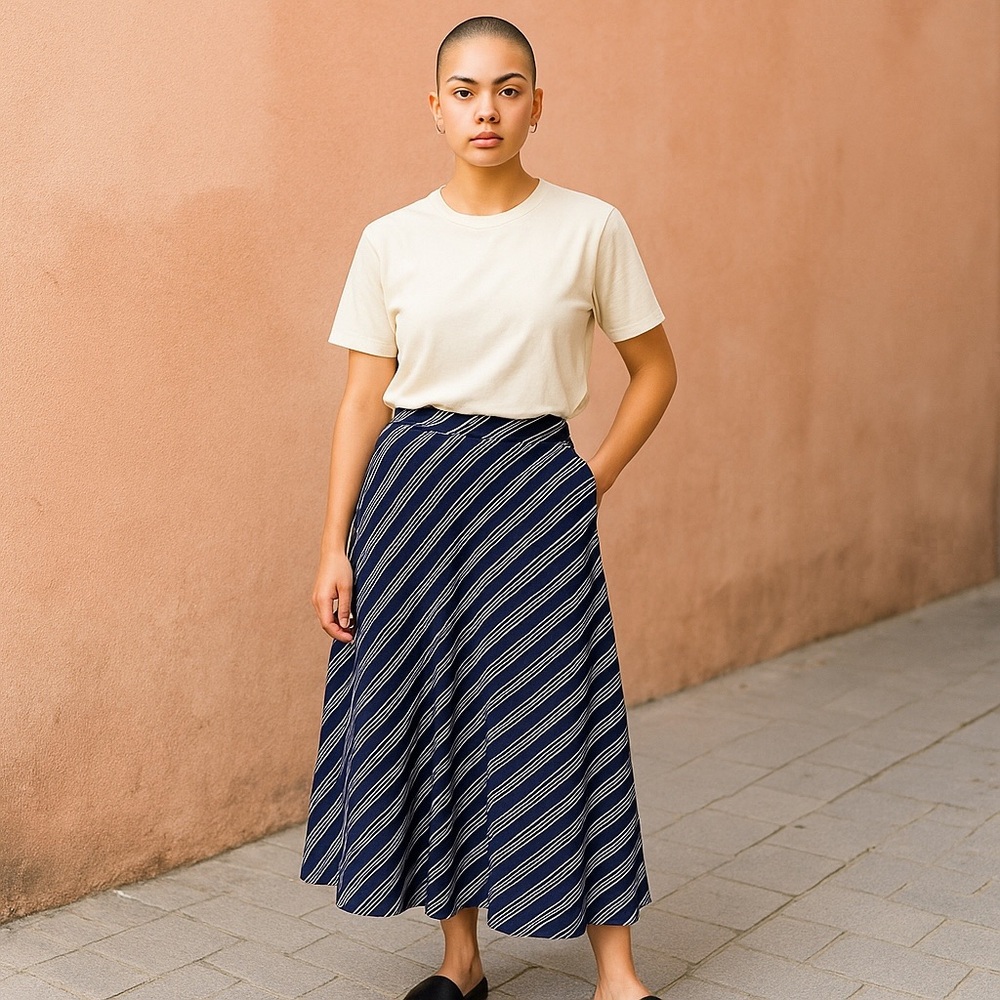 Talbots NWOT LOVELY Navy Striped Women's Skirt. Size L perfect for any occasion.